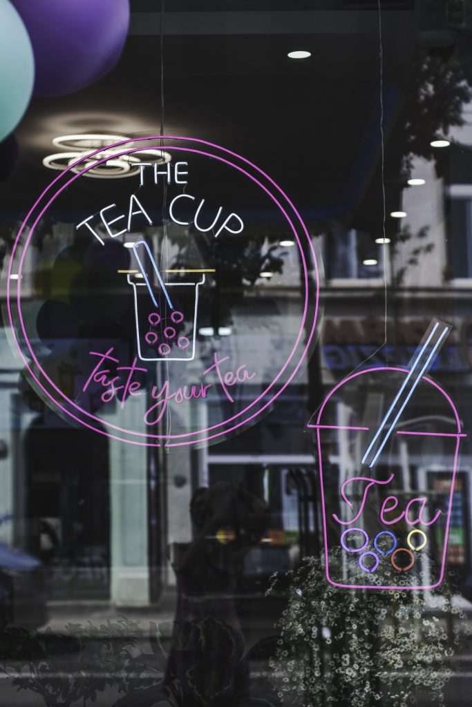 Neon-Schild von The Tea Cup im Schaufenster in der Eisenbahnstraße