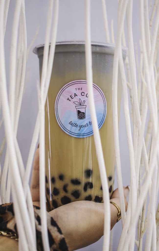 Bubble Tea zwischen weißen Zweigen
