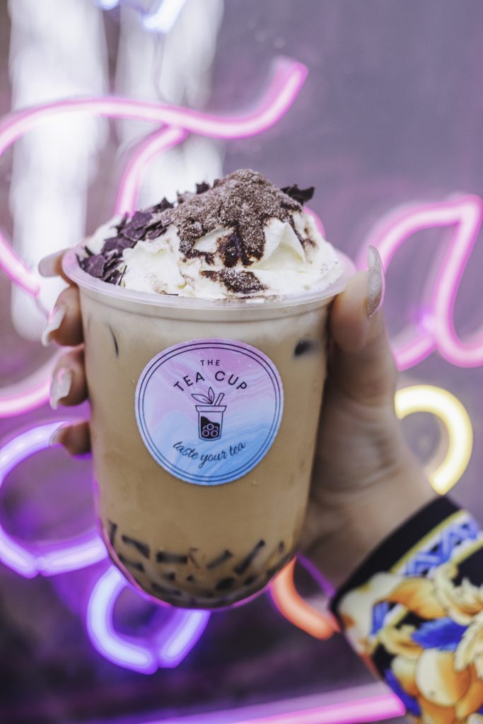 Eiskaffee Drink mit Sahne vor Neonlicht von The Tea Cup Leipzig