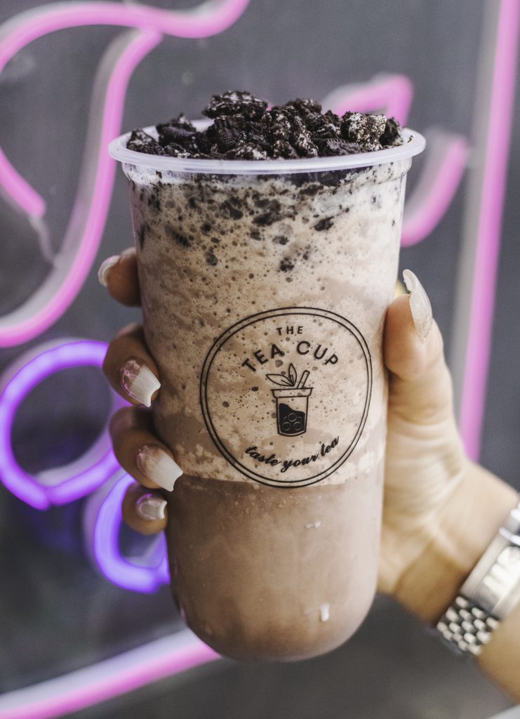 Schoko Oreo Shake vor pinkem Neonlicht