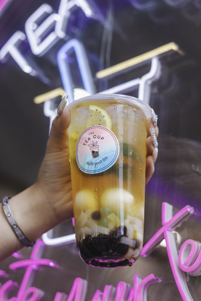 Litchi Tea mit Perlen vor Neonlicht